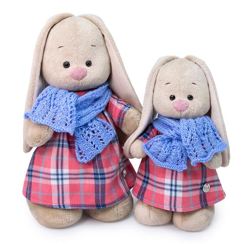 в голубом шарфе