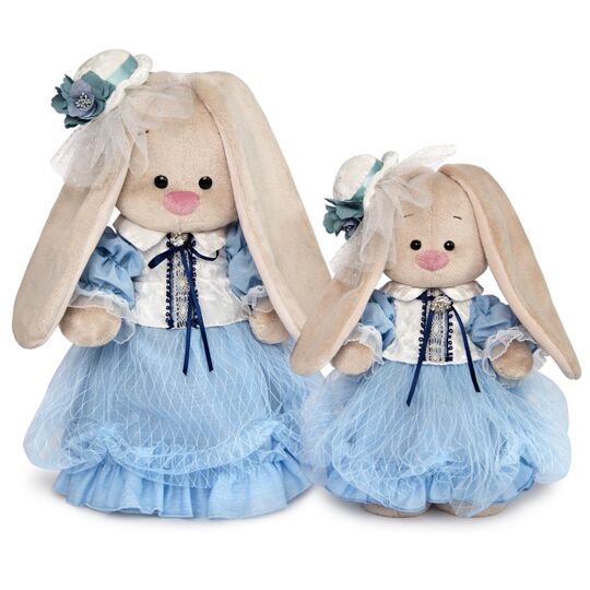 барышня в нежно-васильковом