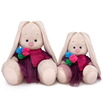 в платье и шарфе с помпонами