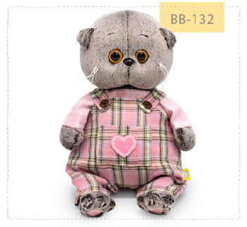 в комбинезоне с сердечком