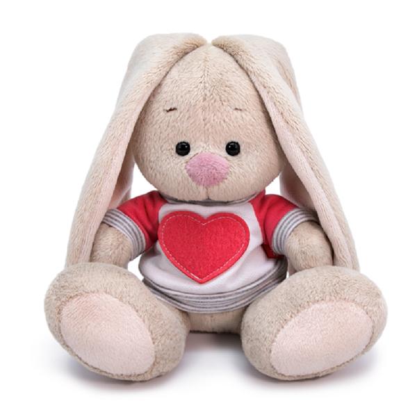 в белой толстовке с сердцем