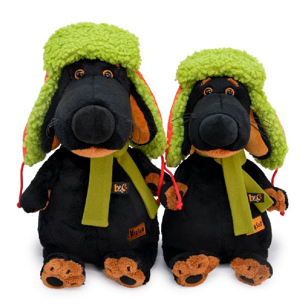 в стеганой шапке и шарфе