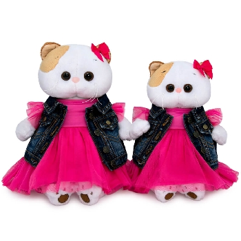 в джинсовом жилете и розовом платье