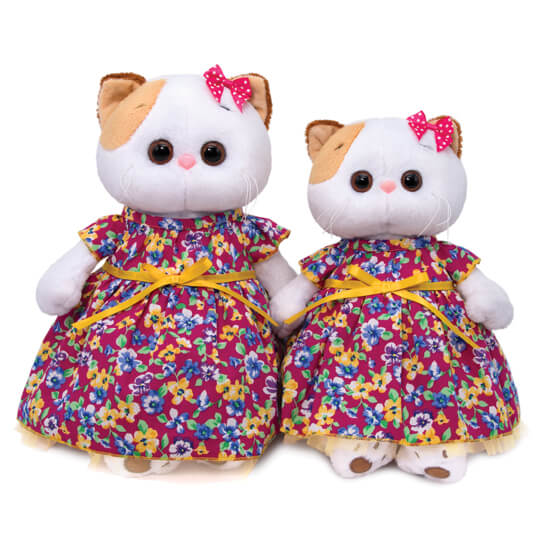 в платье с цветочным принтом