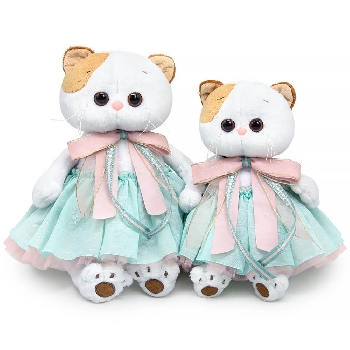 в юбке и с розовым бантом