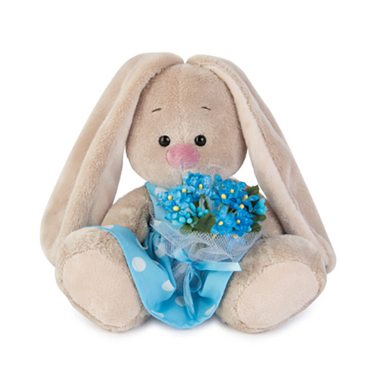 в голубом платье с букетом незабудок