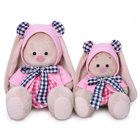 в толстовке и  платье