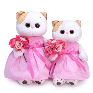 в розовом платье с букетом