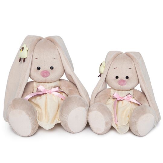 в желтом платье и совенком на ушке