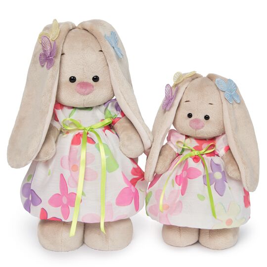 в летнем платье с бабочками на ушках