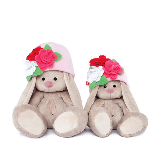 в шапочке с цветами