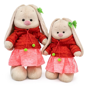 в худи и юбке