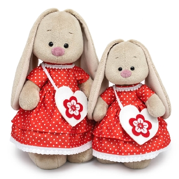 в платье и с сумочкой-сердечком