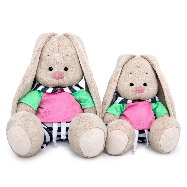 в спортивном костюме