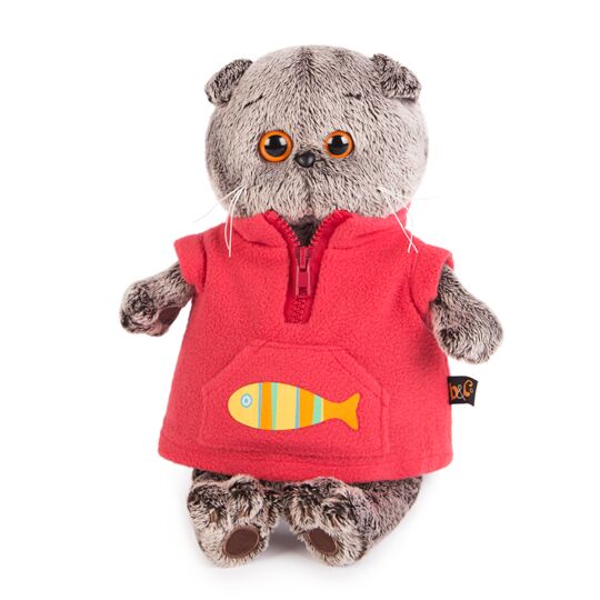 в красном флисовом жилете