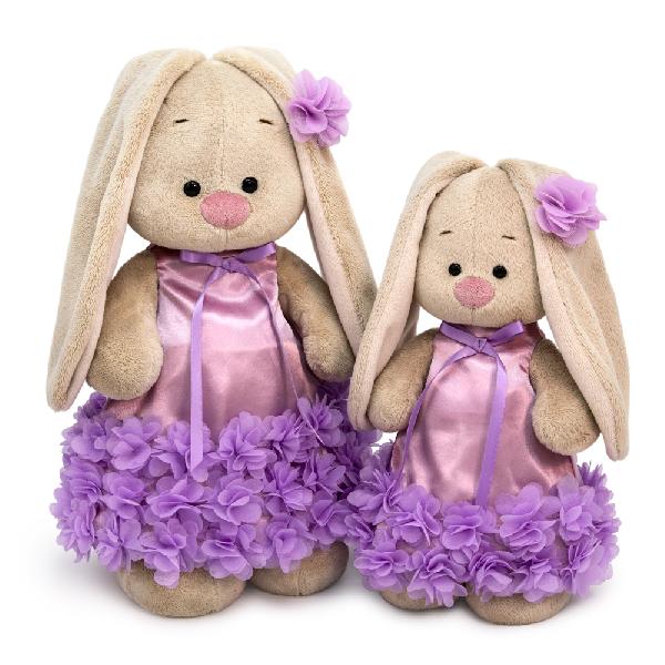 в платье с оборкой из цветов