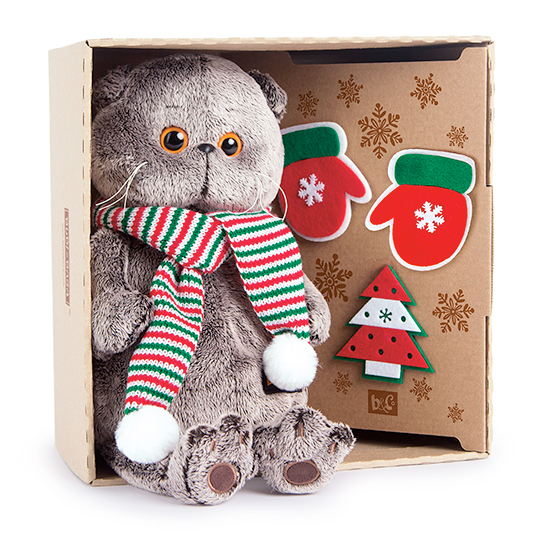 с набором елочных игрушек