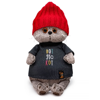 в вязаной шапке и черной футболке