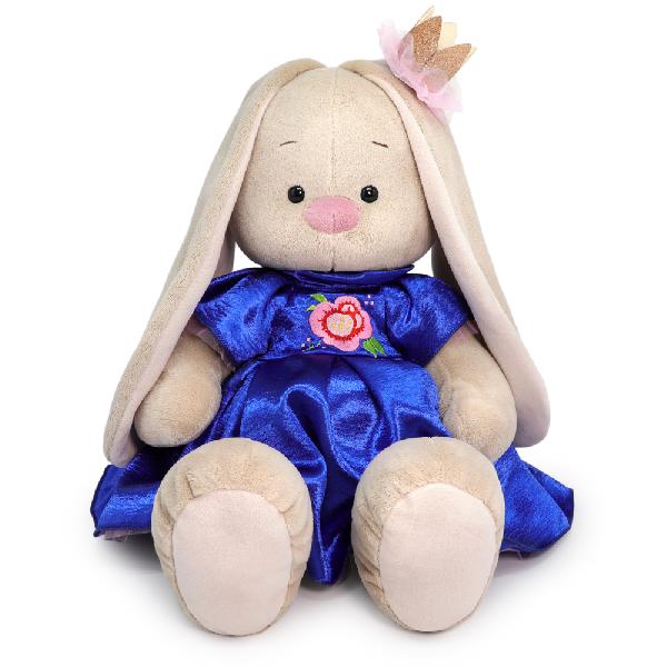 большой в нарядном платье с вышивкой