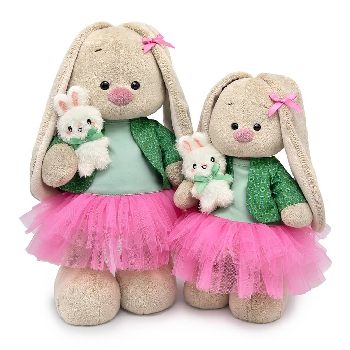 в мятно-розовом комплекте и с зайчиком