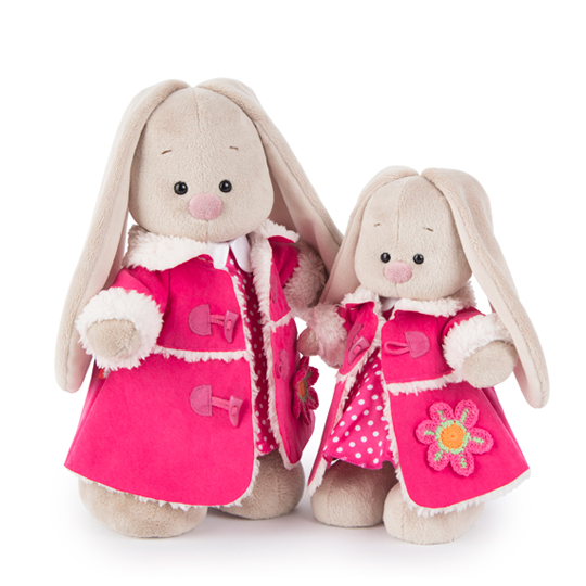 в платье и розовой дубленке