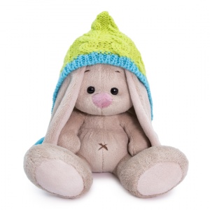 в шапочке с кисточками