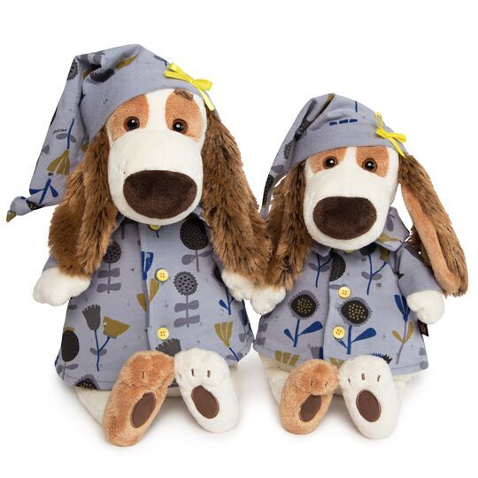 в голубой пижаме в цветочки