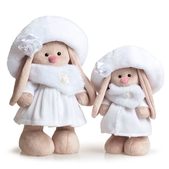 в белом пальто