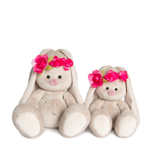 в повязке с цветами