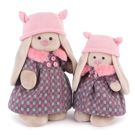 в пальто и розовой шапке