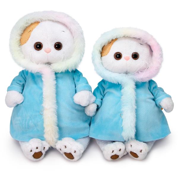 в шубке с радужным мехом