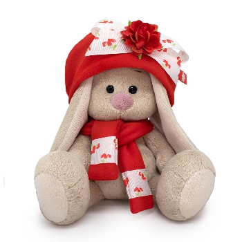 в шапочке с цветком и шарфе