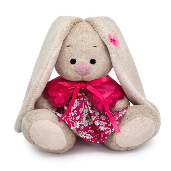 в сарафане и воротничке