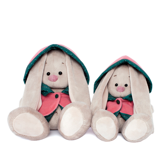 в куртке с капюшоном