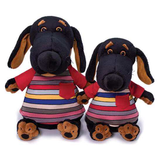 в футболке в полоску