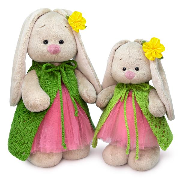 в вязаном жилете