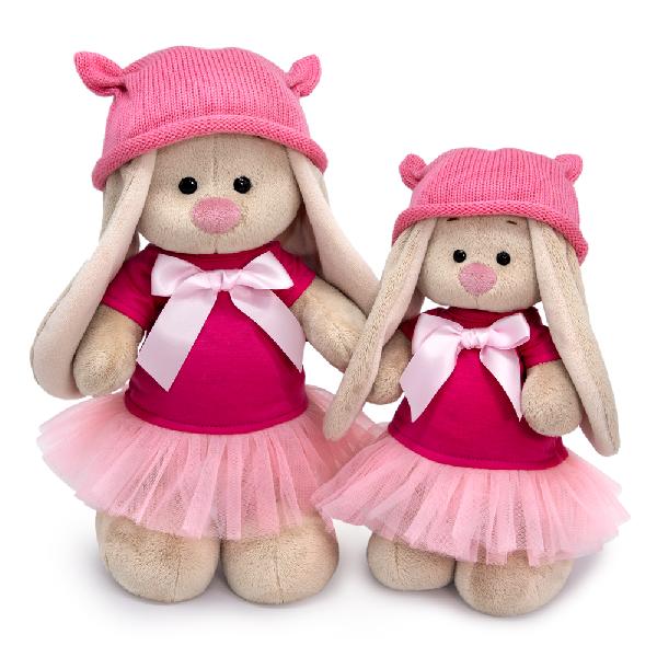 в платье и шапочке с ушками