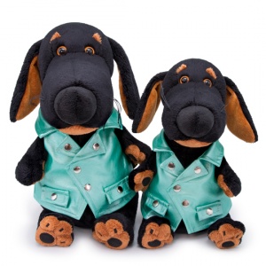 в зеленой рокерской жилетке