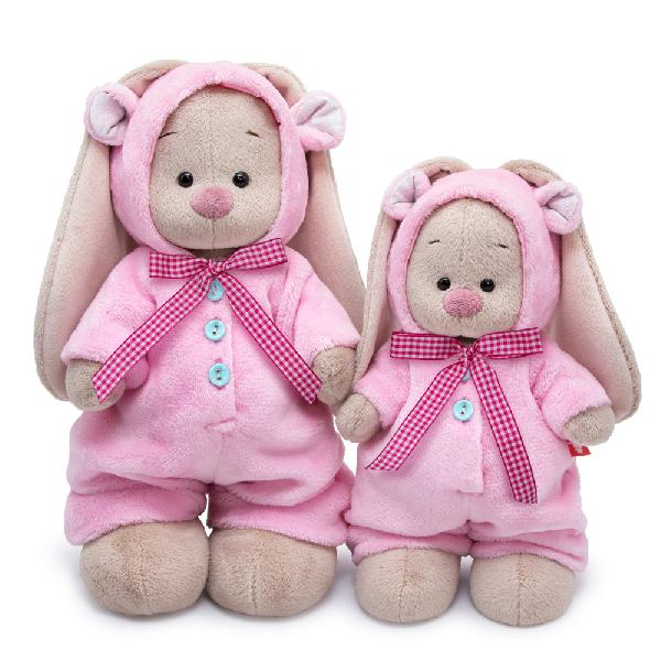 в меховом комбинезоне