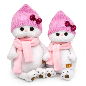 в шапке с бантом и шарфе