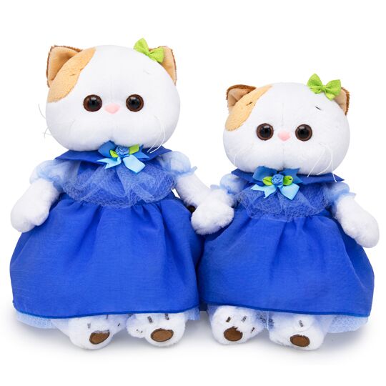 в синем платье