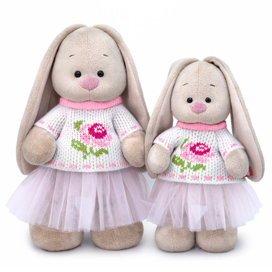 в жаккардовом свитере и юбке