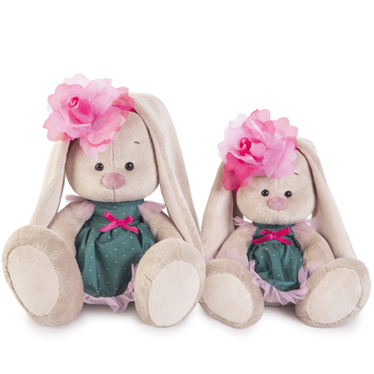 в зеленом платье и с цветком