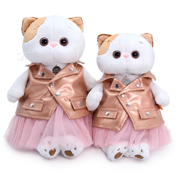 в юбке и жилетке