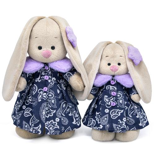 в пальто с сиреневым воротником