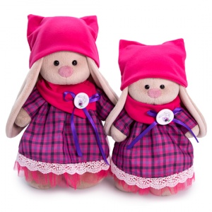 в платье со снудом и шапкой