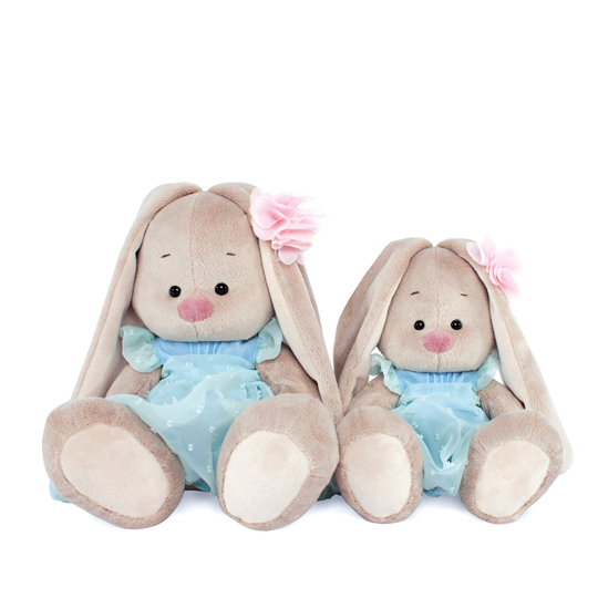 в голубом платье