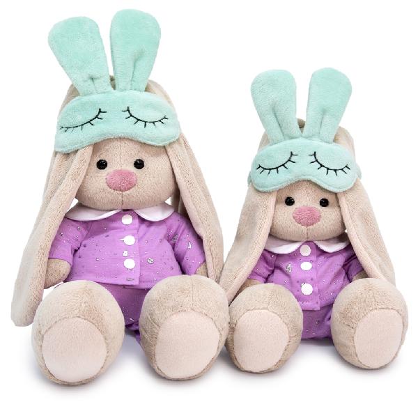 в пижаме с маской для сна