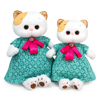 в ажурном платье с бантом