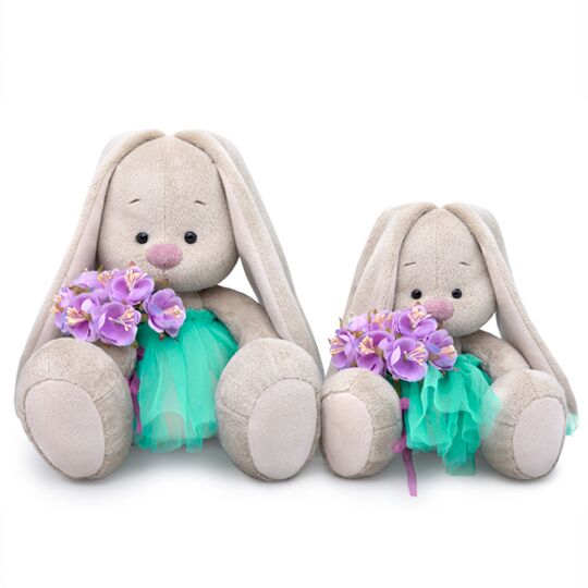 в юбочке и с сиреневым букетом